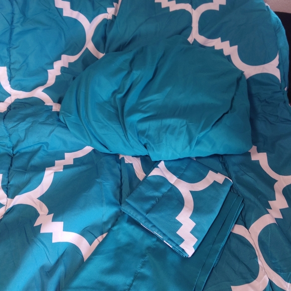 Amazon Basics Twin Bedding Set, turquoise - Picture 6 of 6